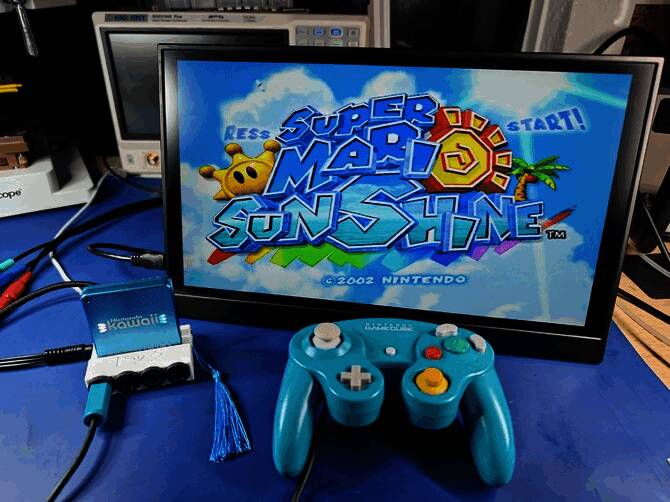 迷你主机底部展示,可见精密接口与结构布局