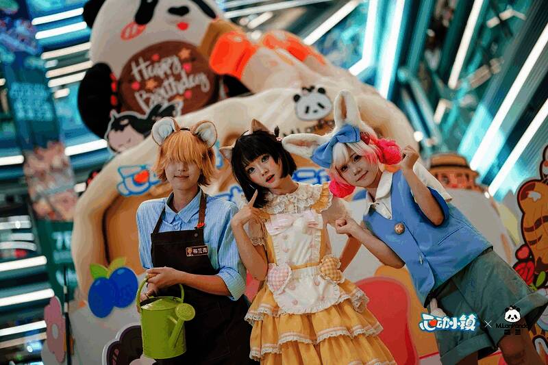 活动现场设有萌兰主题快闪装饰,玩家与coser合影留念