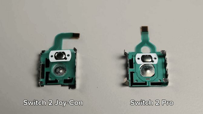 手柄内部结构一览无遗,清晰可见摇杆模块与其他电子元件的布局