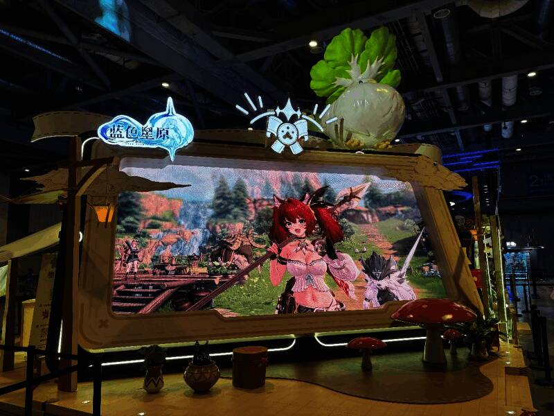 展台外观展示,顶部装饰为标志性‘菜鸡’形象,吸引观众目光