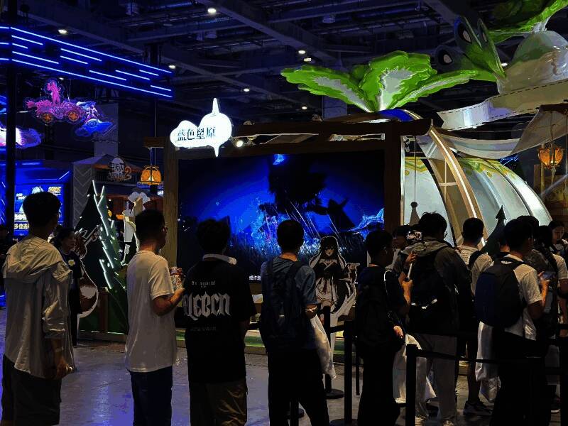 现场玩家领取试玩手环,工作人员有序分发中