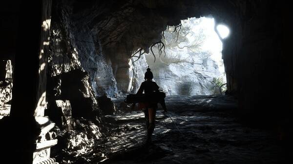 地图截图展示一片被天灾侵蚀的荒野,远处可见巨大的机关遗迹和残破的古庙