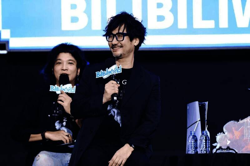 小岛秀夫与艺术总监新川洋司在舞台上分享制作心得