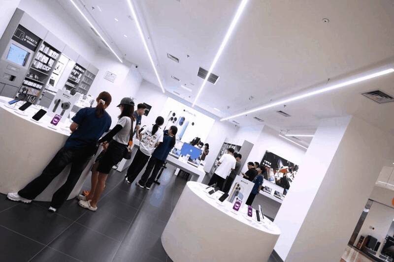 活动现场玩家围观试玩区,体验游戏中的经典武学招式,氛围浓厚