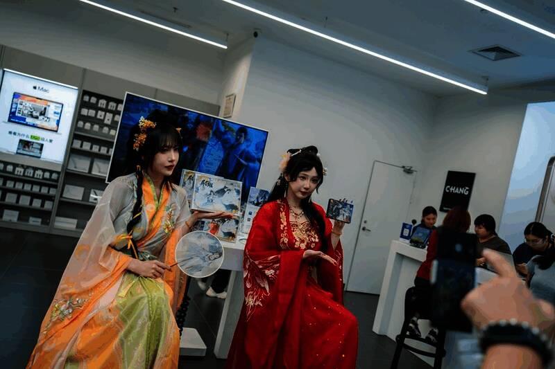 主播七奈扮演黄蓉,身穿经典黄衣,神态灵动,现场粉丝争相合影