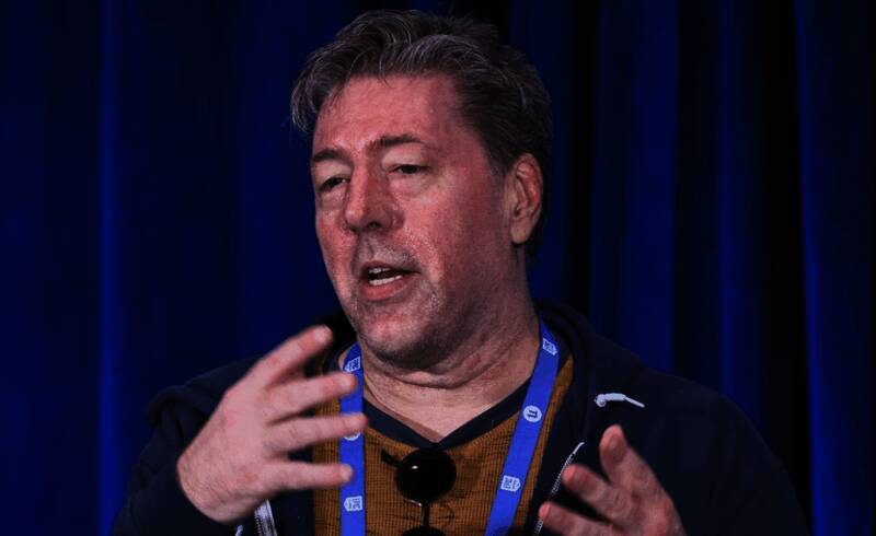 朱利安·勒菲与泰德·彼得森早期工作照,两人在电脑前认真讨论游戏设计