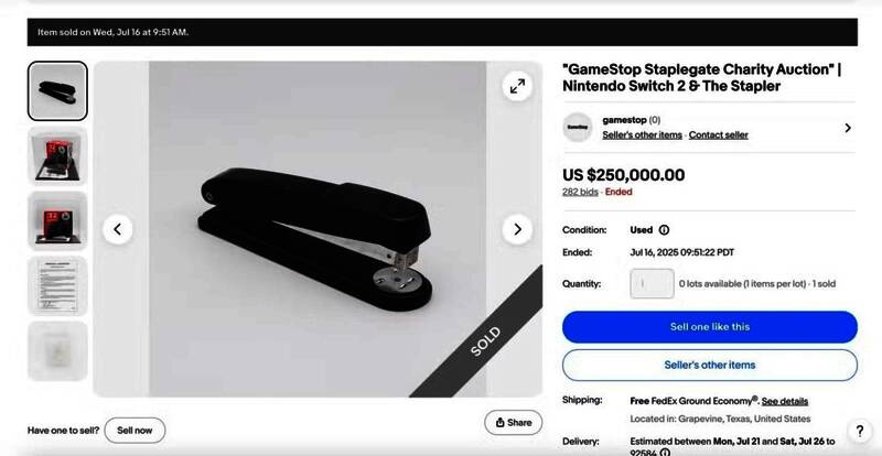 受损Switch 2主机与订书钉一同展出,背景为拍卖信息展示屏