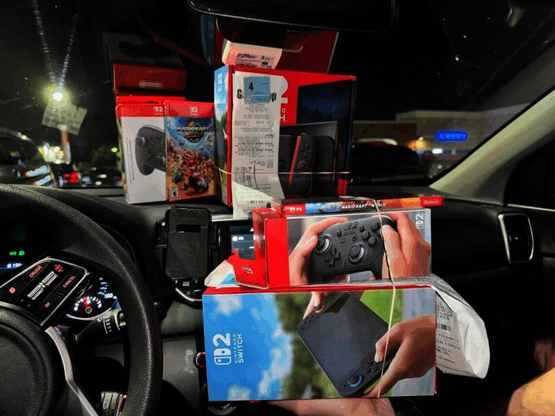 订书钉穿透主机包装盒的细节展示,清晰可见屏幕受损情况