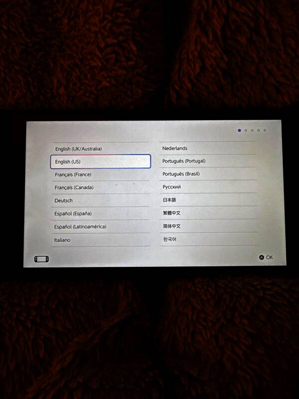 拍卖物品陈列图,包含主机、订书机、订书钉及认证文件