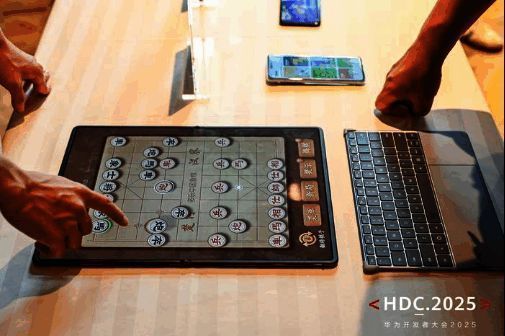 鸿蒙展区展示跨设备游戏场景，用户在不同终端间无缝切换