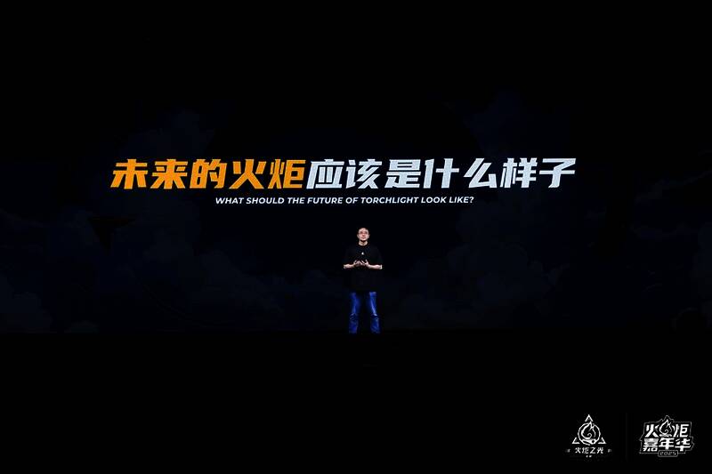 主策划老王展示游戏数据,现场观众认真聆听并鼓掌