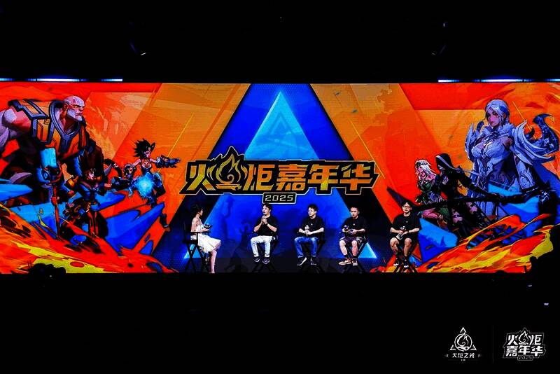 开发团队与玩家互动问答,现场气氛热烈,观众认真提问