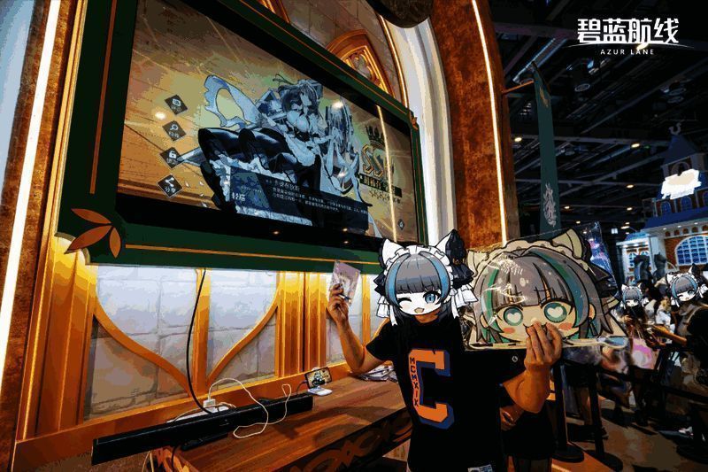 周边贩售区人潮涌动,货架上摆满琳琅满目的碧蓝航线周边产品