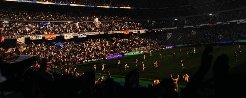 《EA SPORTS FC 26》游戏封面展示,背景为绿茵球场,中央为游戏LOGO