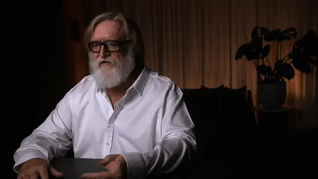 Valve工程师操作电脑界面展示AI优化匹配系统的示意图,旁边可见《Deadlock》游戏画面