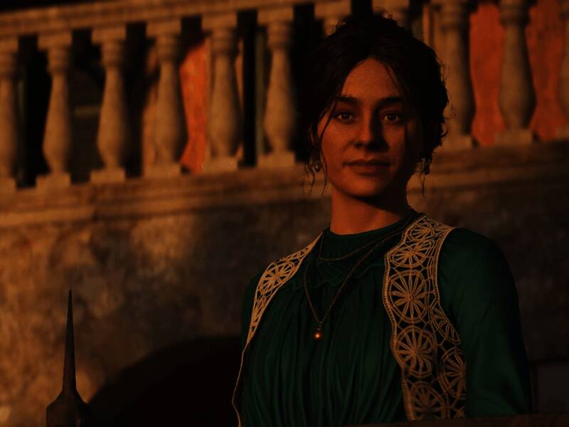 《四海兄弟:故乡》女性角色侧面镜头,手持武器,背景为昏黄灯光下的小巷