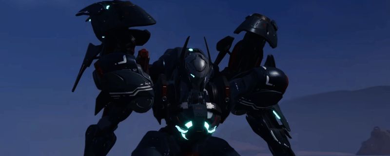 飞景机甲在战斗中使用隐身技能穿梭于战场的紧张画面，背景为高科技废墟场景