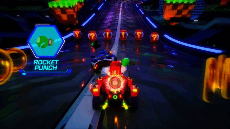 赛道场景截图，赛车飞驰而过，背景可见未来科技风格的建筑与赛道元素