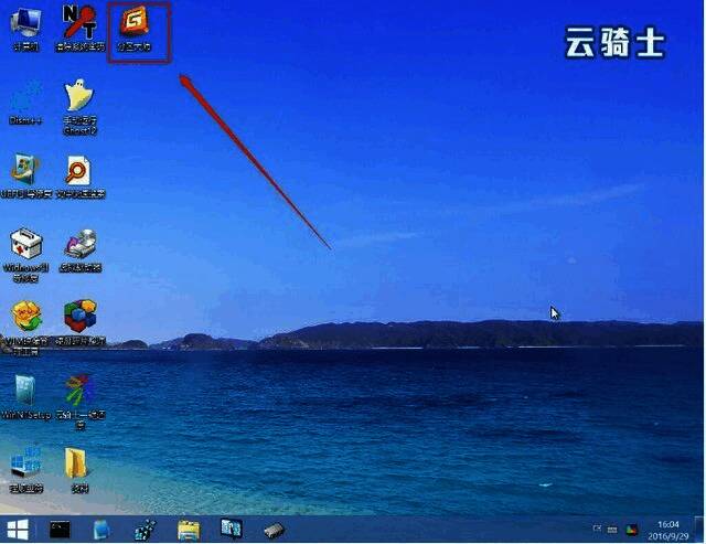 BIOS界面中U盘被设为第一启动项，箭头指示清晰，便于用户对照操作