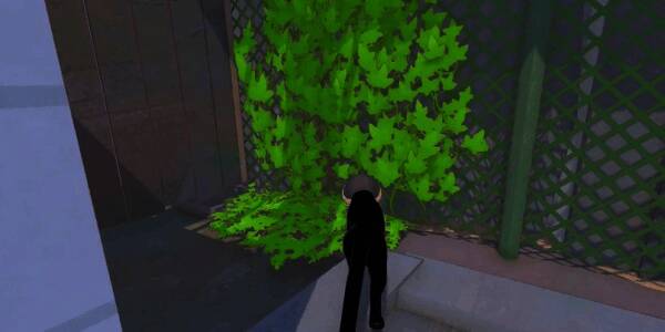 小猫正在攀爬覆盖爬山虎的围栏,背景是夕阳下的城市剪影,氛围感十足