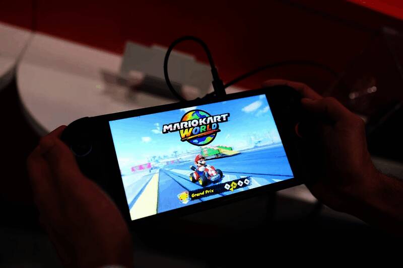 任天堂EULA条款对比示意图，左侧为美国版本高亮显示设备禁用权限，右侧为欧洲版本仅标注游戏封锁