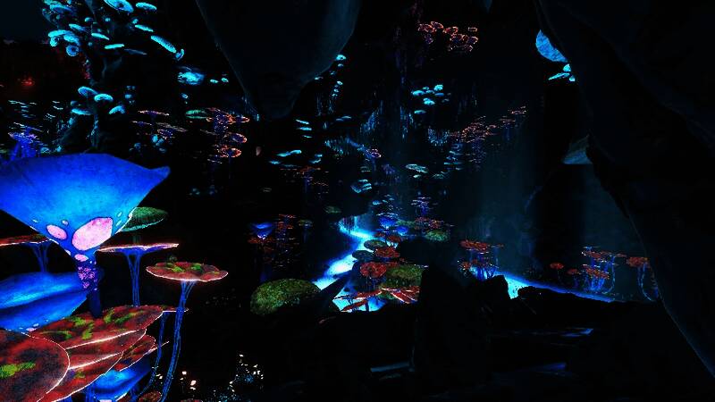 玩家操控角色在水晶洞窟中探索，四周是发光的蓝色晶体结构，水中漂浮着神秘符文，光影效果绚丽