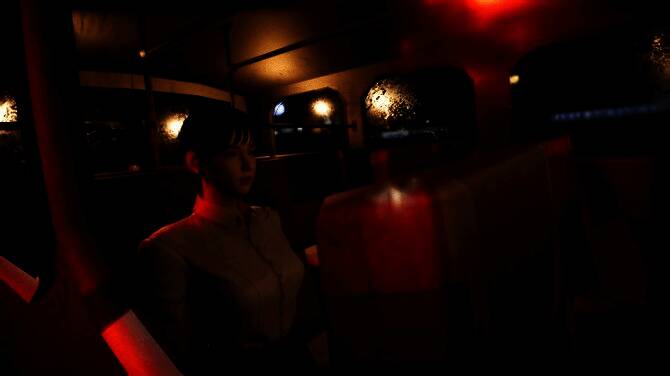 游戏中艾玛公寓内部场景,昏暗灯光下墙壁布满涂鸦与照片,气氛压抑