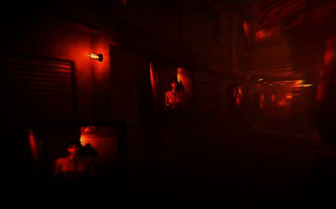 监控画面中出现扭曲人影,绿色画质凸显科技与恐怖的结合