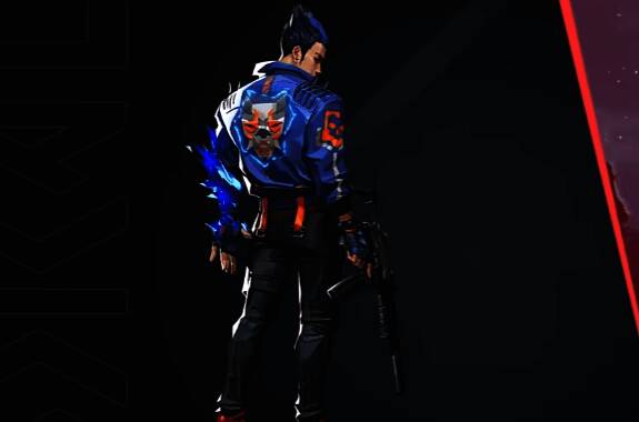 游戏内夜露释放镜像技能的瞬间画面，一道幽蓝光芒从装置中爆发，分身正从光晕中浮现，背景为昏暗城市街道