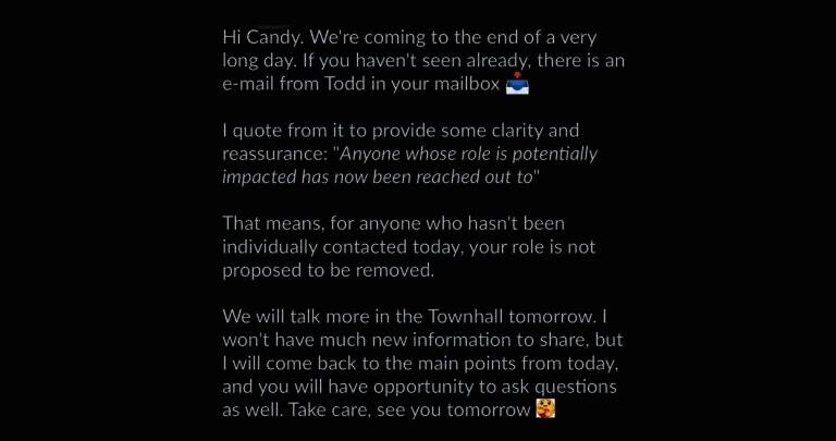 程序员在电脑前工作,屏幕上显示复杂代码与AI模型训练界面,背景有数据流可视化图表