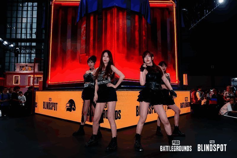 COSER还原PUBG角色持枪站立,背景为游戏地图投影