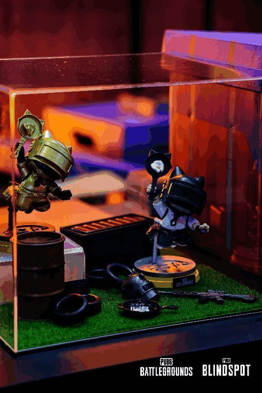 玩家与COSER击掌互动,现场氛围高涨