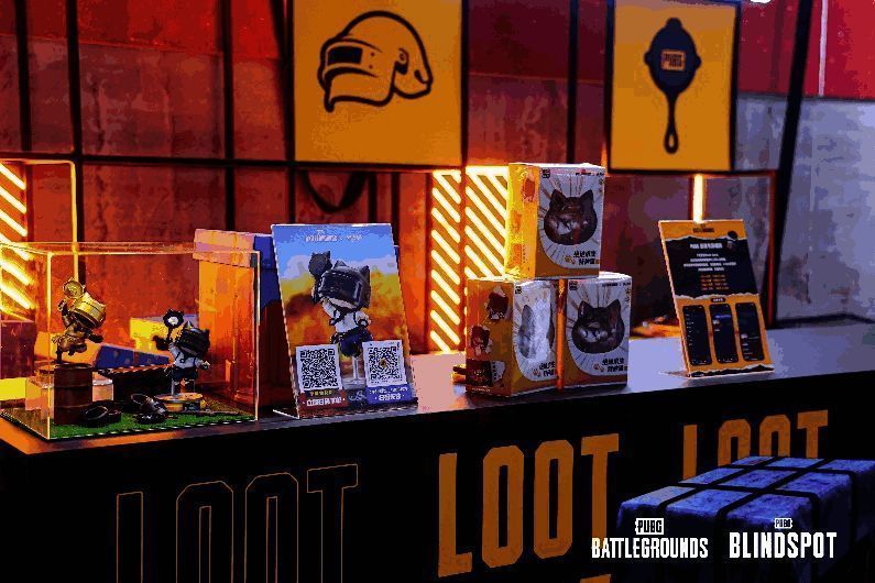 主播17_shou在舞台区与观众互动,笑容灿烂