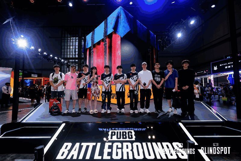 4AM_GODV登台亮相,粉丝举牌应援