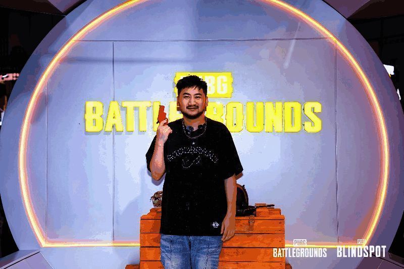 玩家正在试玩《PUBG: BLINDSPOT》,神情专注