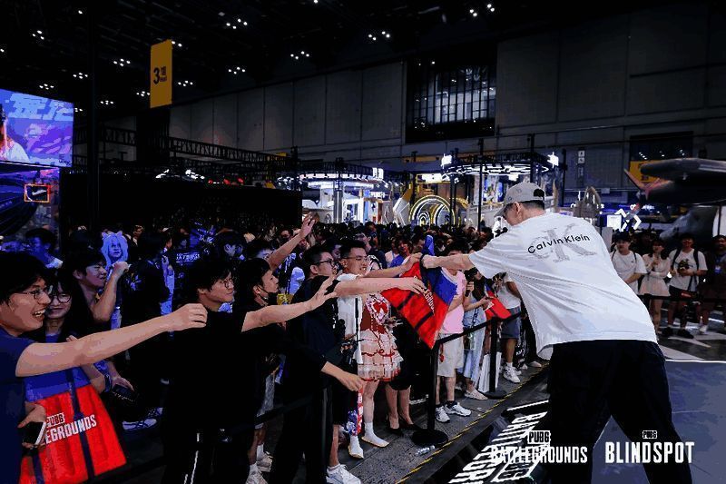 《PUBG: BLINDSPOT》游戏画面展示,角色在城市中潜行作战