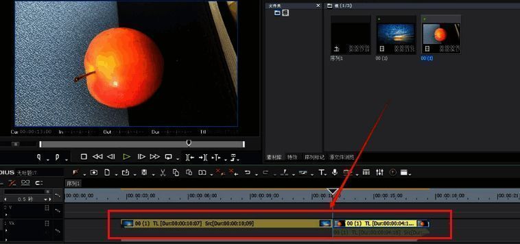 时间轴被放大显示,两段视频紧密相连,播放头精准停在衔接位置