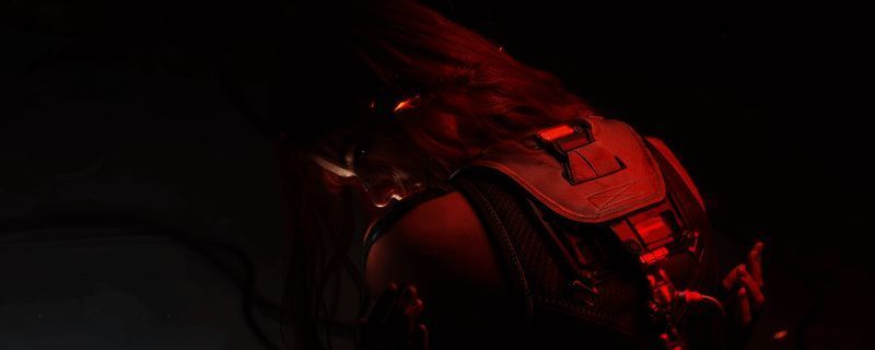 《三角洲行动》深潜拾贝任务场景,玩家在水下接近发光物品,周围环境昏暗,充满神秘氛围