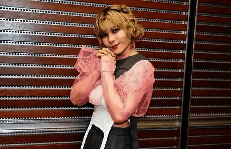 菲鲁兹·蓝工作照,正在录音室内为角色配音,神情专注