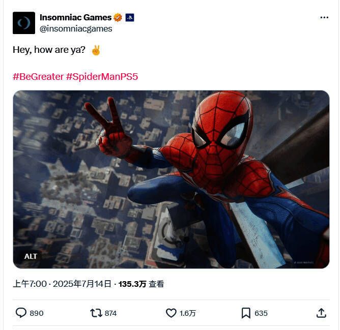 蜘蛛侠站在高楼顶端俯瞰城市，手持手机自拍，背景为纽约都市景观