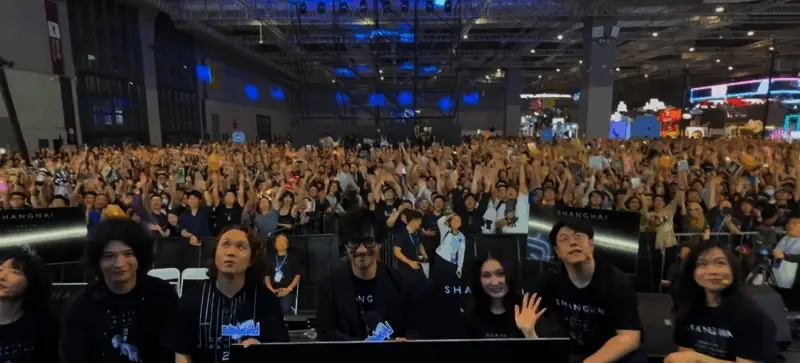 小岛秀夫与B站UP主围坐交谈,桌上摆放着《死亡搁浅》周边