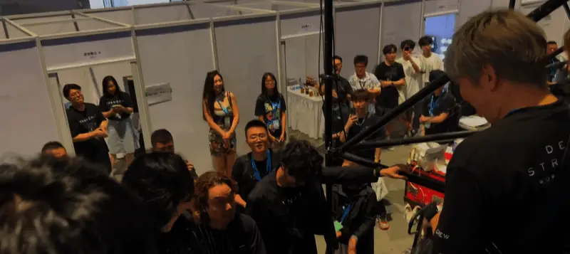 小岛秀夫与年轻玩家击掌互动,笑容灿烂