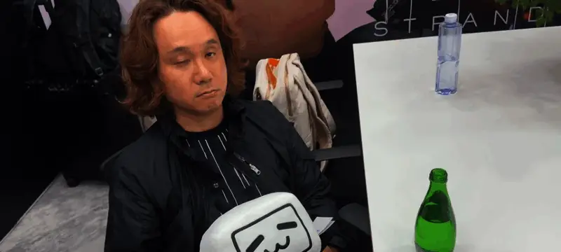 纪录片预告画面截图,小岛秀夫望向窗外夜景,若有所思