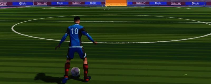 玩家使用CTRL键进行控球操作的游戏画面,角色贴近足球,准备变向突破