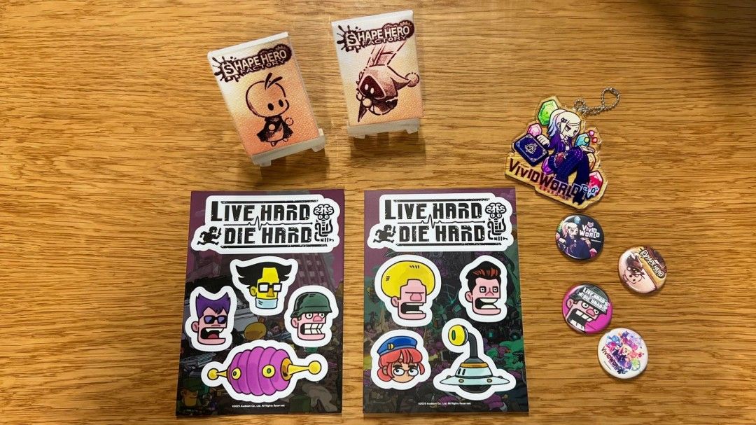 Asobism展会限定周边展示图,包含徽章、贴纸与主题小物,设计精致富有收藏价值