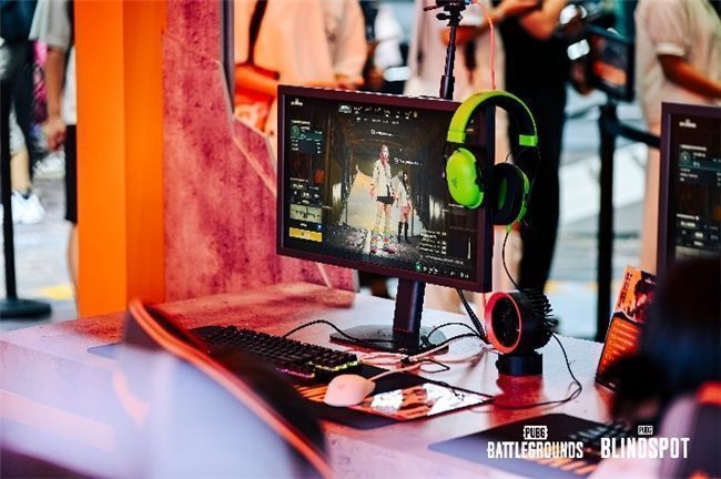 联名外套正面特写,展示PUBG与网鱼联合LOGO及空投箱纹路