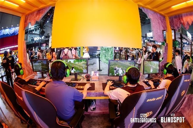 联名外套背面设计细节,呈现动态线条与品牌联名标语