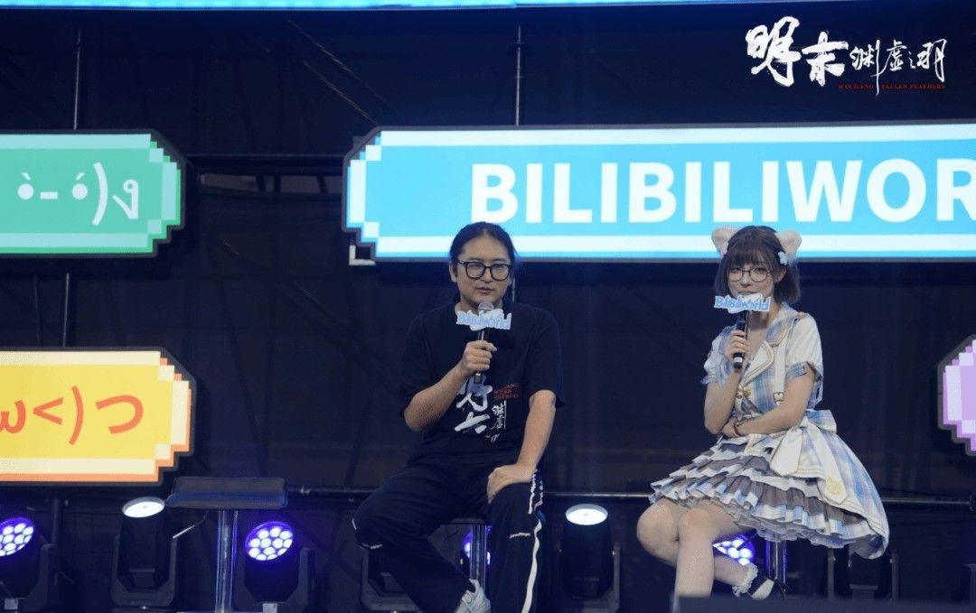 Coser特写镜头,面部妆容精致,服饰细节清晰可见,展现高水准还原度