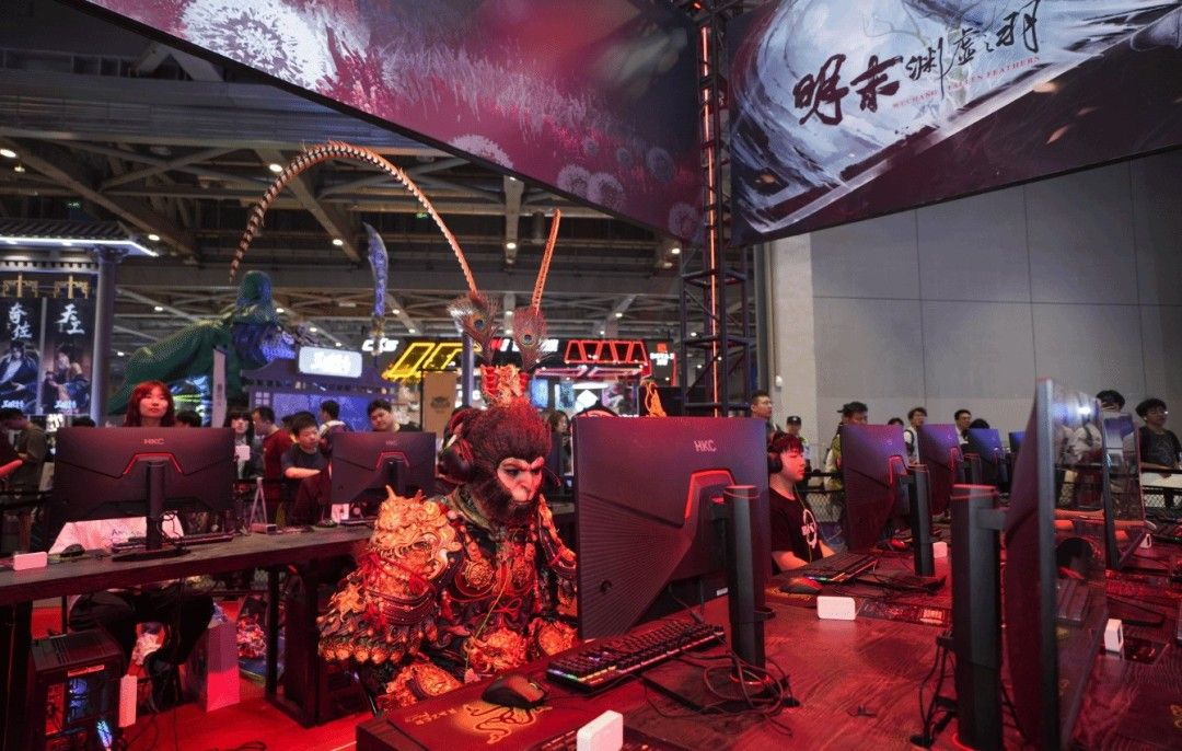 展台全景图,玩家排队试玩,背景大屏播放游戏实机画面