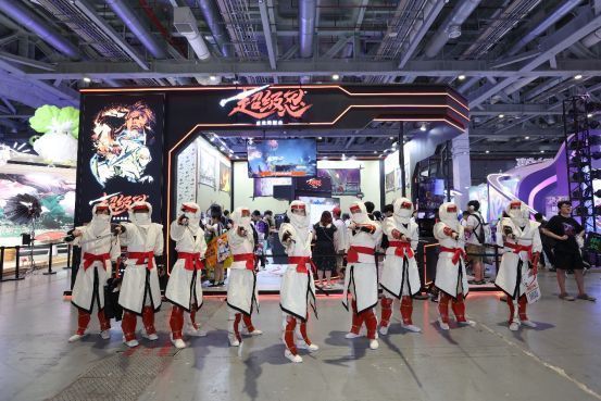 试玩区玩家专注操作角色进行高速连击，屏幕上敌人接连倒下